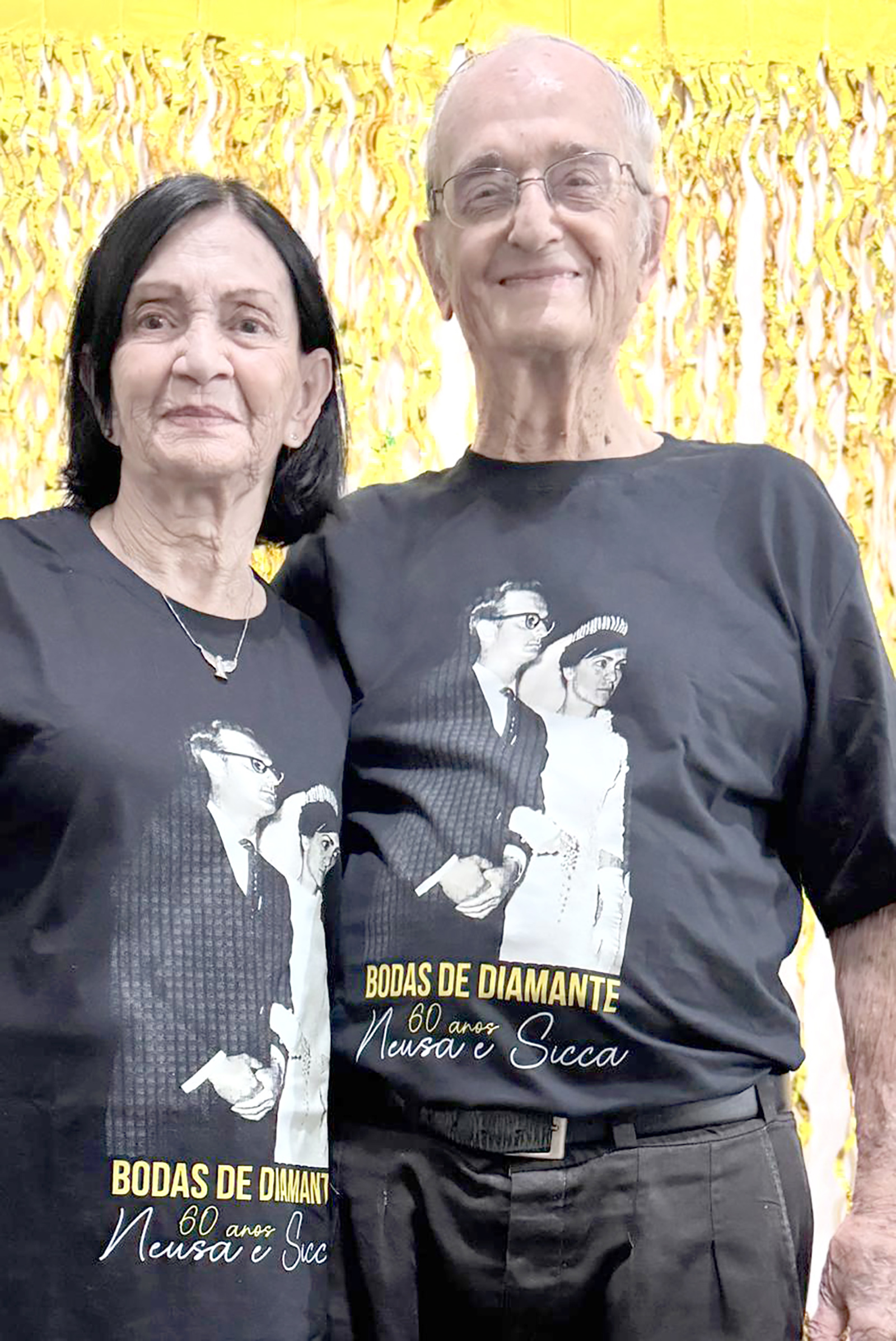 Dia 25 de julho, comemoraram 61 anos de casados, Bodas de Cobre, Dr. José Ângelo Sicca e Maria Neusa Assed Sicca. Eles recebem os parabéns dos filhos Dr. José Ângelo Sicca Filho, Dr. José Adriano Sicca e Raquel Amália Sicca Izidoro, das noras Tatiana Santos Dias Sicca e Leandra de Freitas Gibaile Sicca, do genro Manoel Adriano Moreira Izidoro, das netas Maria Carolina Gibaile Sicca, Amanda Gibaile Sicca, Clara Dias Sicca, Júlia Dias Sicca e Analice Sicca Henares Ferreira, casada com Antônio da Silva Ferreira Neto, e dos bisnetos Ana Luíza Sicca Galvão SIlva, Enzo Sicca Ferreira, Guilherme Sicca Ferreira e Maria Sicca Carlos da Motta. Dr. Sicca é um dos médicos mais conceituados da cidade e de grande carisma e competência