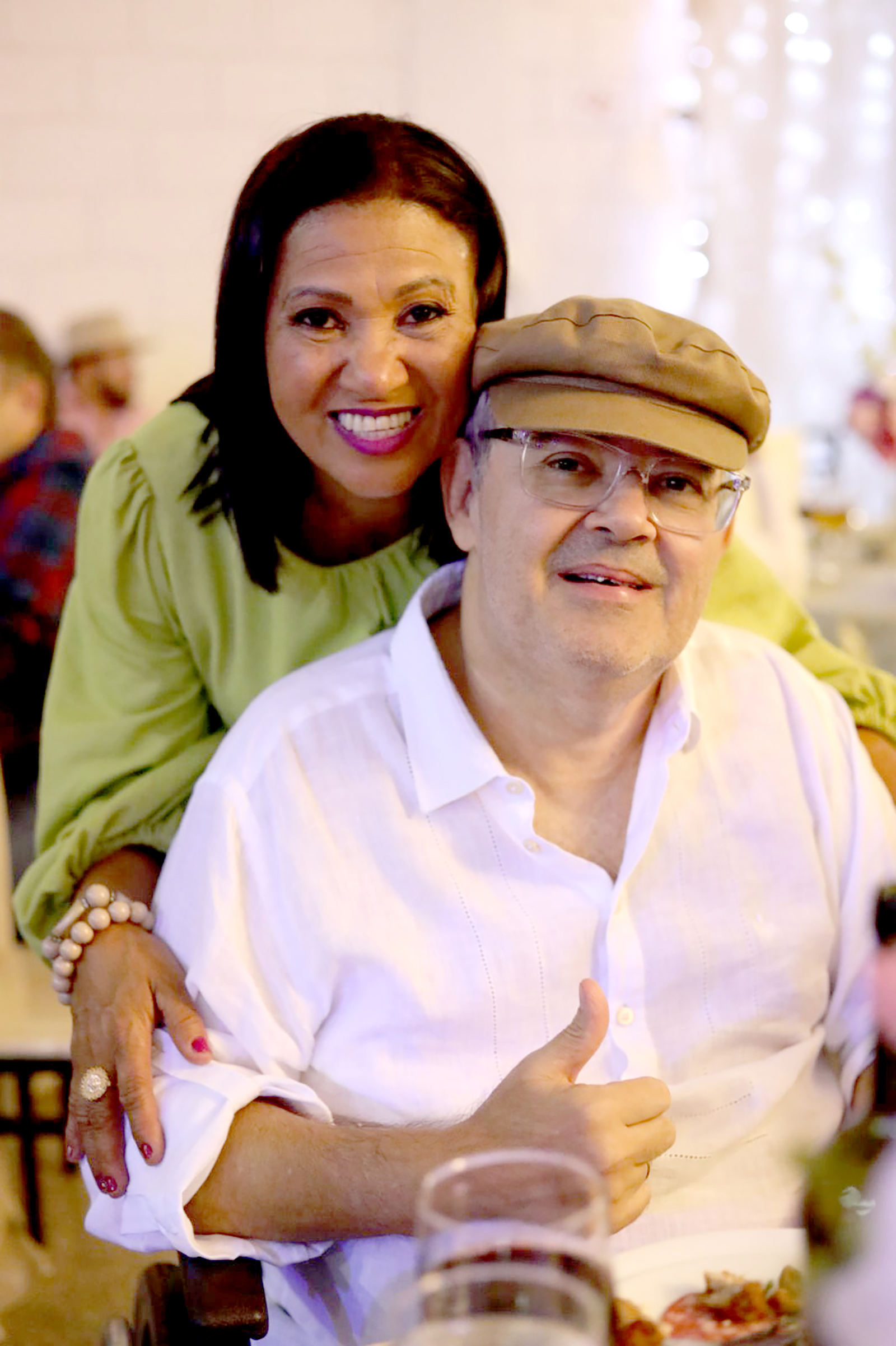 Dia 28 de julho, comemoram 42 anos de casados, Bodas de Prata Dourada, o funcionário público do Tribunal de Justiça de São Paulo, Estevam Bernardo Cheruti Galindo e a professora Neusa Godoy Galindo. Eles recebem os parabéns dos filhos Stêneo Godoy Galindo, casado com Ana Carolina da Silva Dias Galindo; Estevan Bernardo Godoy Galindo e Stefânia Godoy Galindo, casada com Guilherme de Oliveira de Paula, dos netos Anna Clara Godoy Galindo Pacheco dos Santos, João Pedro Dias Galindo, Maria Fernanda Dias Galindo e Bernardo Godoy Galindo de Oliveira, dos familiares e amigos