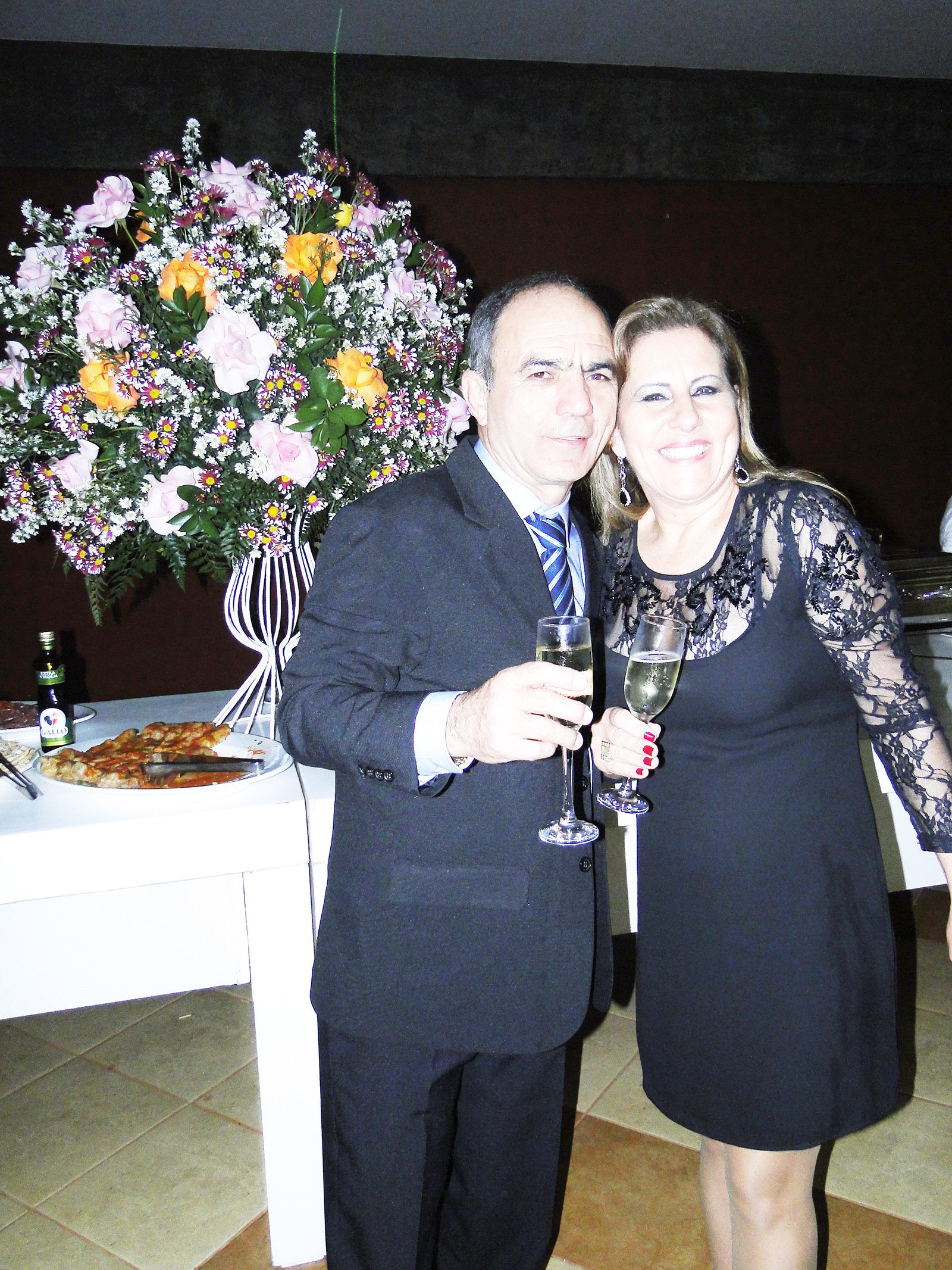 Dia 26 de julho, completam 42 anos de casados, Bodas Prata Dourada, Moacyr Gilberto David e Aparecida Donizete Zago David. Eles recebem cumprimentos dos filhos Dr. Marcelo César Zago David, noivo da Dra. Ariadine de Martin e Monara Cristina Zago David, casada com André Simões de Souza, dos familiares e amigos