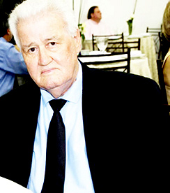 Comemora aniversário, dia 30 de julho, o segundo tesoureiro da Fundação Educacional de Ituverava, Antônio Gonçalves Delgado, casado com Lázara Garcia Delgado (in memoriam). Ele recebe os parabéns da filha Lígia Maria Gonçalves Delgado, do genro Eurípedes Pereira dos Santos, dos netos Rafael Delgado Bernardes e Yago Delgado dos Santos, dos familiares e amigos