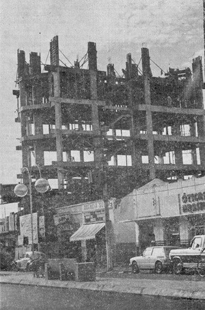 Matéria publicada no jornal Tribuna de Ituverava, em 21 de fevereiro de 1.987, que mostra a visão empreendedora de Walter Gama Terra Júnior, que na época era um jovem de 30 anos. “O primeiro edifício de mais de três pavimentos, em fase de construção em Ituverava, que alterou as principais características do centro urbano da cidade. As obras, de acordo com o cronograma original, estarão adiantadas quatro meses das previsões. Localizado em ponto privilegiado na Av. Dr. Soares de Oliveira, o edifício “Salvador Cordaro Cruz” terá onze andares (12 com o térreo) e destina-se somente a salas comerciais. Atualmente, está sendo concretada a 8ª laje. A estrutura completa do prédio estará pronta em 120 dias, conforme informou à “Tribuna de Ituverava”, o empresário Walter Gama Terra Júnior, diretor da Construtora Gama Terra, responsável pelo empreendimento. A cada semana (as sextas-feiras), fica concretada uma nova laje”.