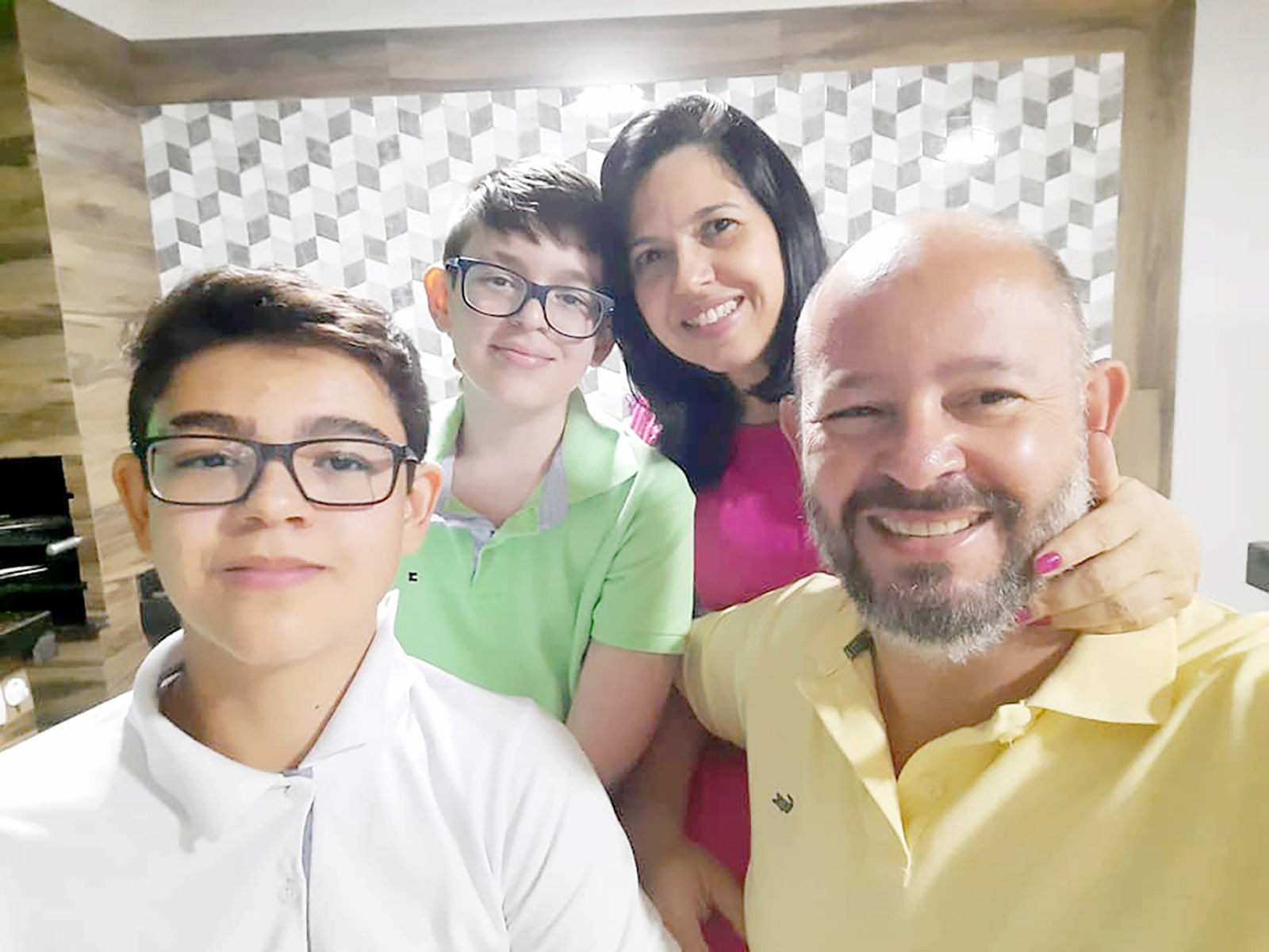 Dia 9 de julho, comemora aniversário, Claudinéia Oliveira. Ela recebe os parabéns do esposo Flávio César Oliveira, que é presidente da APAE de Ituverava, dos filhos Murilo Nunes de Oliveira e Eduardo Nunes de Oliveira, dos familiares e amigos