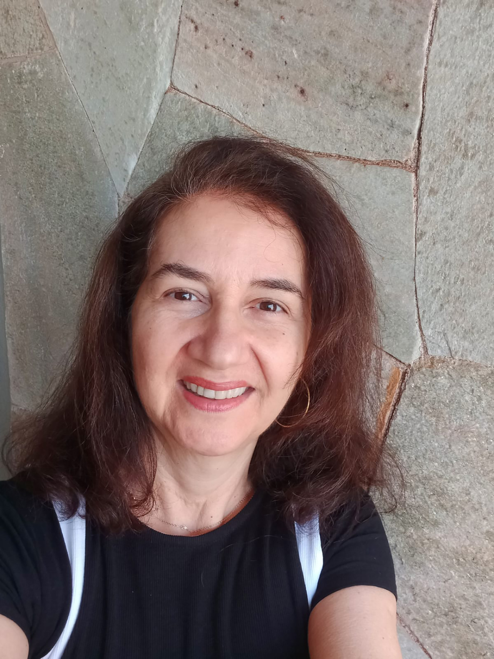 Dia 7 de julho, comemora aniversário, Luciene Silveira Santos. Ela recebe os parabéns do esposo, o empresário Carlos Roberto Santos, dos filhos o médico Dr. Eduardo Silveira dos Santos, casado com Jéssica Helena Santos, e da advogada Laura Silveira dos Santos, dos familiares e amigos