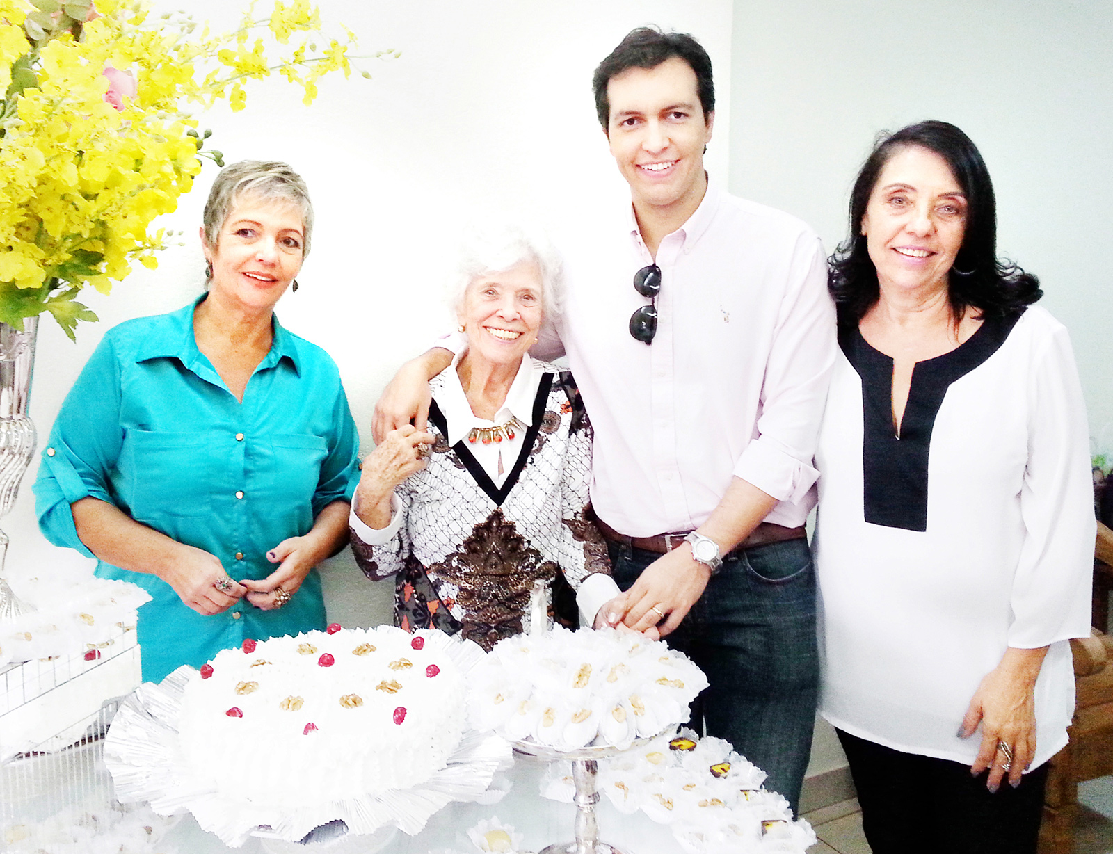 Dia 10 de julho, comemora 100 anos, a professora Marina Sampaio Leite. Ela recebe os parabéns das filhas Grace Elizabete Sampaio Leite e Clara Regina Sampaio Leite Beicker, do genro Edson José Beicker, do neto Wilker Edson Leite Beicker, casado com Viviane Souza Ribeiro Sandoval Beicker, dos bisnetos Enzo Sandoval Beicker e Rafael Sandoval Beicker, dos familiares e amigos