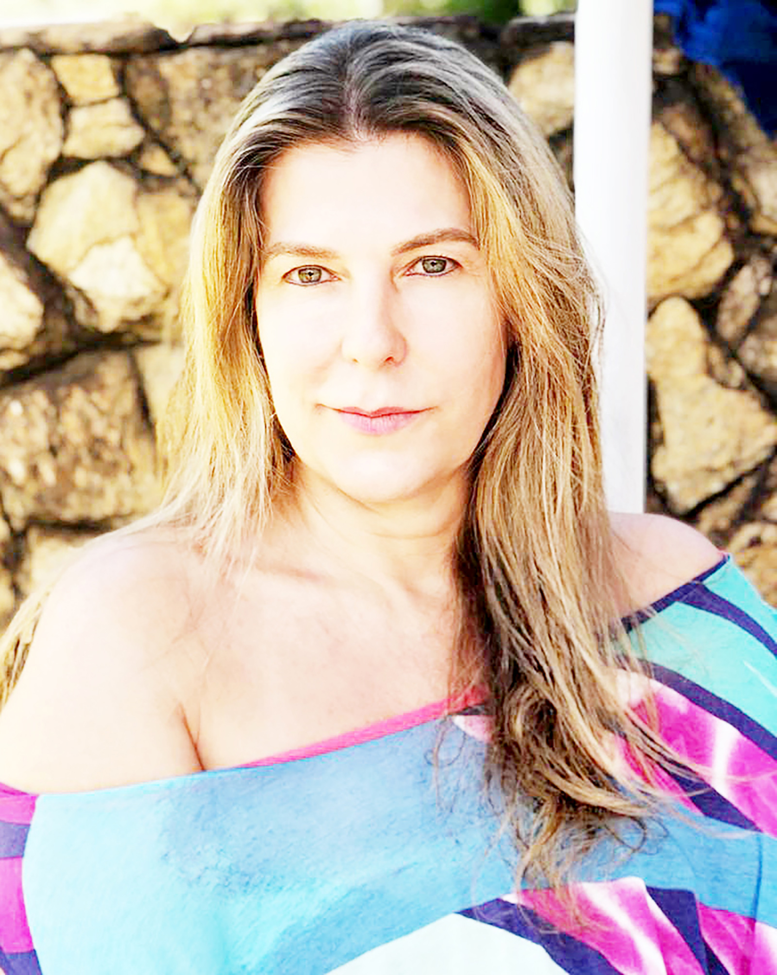 Dia 9 de julho, comemora aniversário, a fonoaudióloga Simone Rocha Tereza Dessotte. Ela recebe os parabéns do esposo, o advogado Dr. Milton César Dessotte, dos filhos Bruna Rocha Tereza Dessotte, Eduarda Rocha Tereza Dessotte, e Thiago Rocha Tereza Dessotte, casado com Paula Lourenço Dessotte, dos familiares e amigos