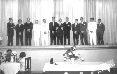 Foto dos anos 50, da diretoria da Associação Atlética Ituveravense, em uma noite festiva do clube. (1) Octacílio de Paula Souza, (2) Antonino Amendola, (3) não identificado, (4) Afonso Martins, (5) Henrique Soares de Oliveira, (6) José Roudini Luiz, (7) João Beber Filho, provavelmente o presidente do clube, (8) José Mirandola, (9) Santinho Barrachi, (10) Armando Shoff, (11) Alexandre Miguel (“Bueno”) e (12) Otaclito Barbosa