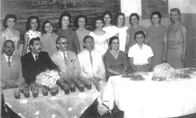 Foto dos anos 60, de uma festa de confraternização do Curso de Aperfeiçoamento, do Instituto de Educação Capitão Antônio Justino Falleiros). (1) Dircéia Montefeltro Contart, (2) Maria José Athayde França, (3) Lucila Barbosa, (4) Shirlei Tristão Athayde, (5) Vera Athayde Migliorini, (6) Evacir Colani, (7) Hilda Dias Santiago Pontes, (8) Zilda Ribeiro Mariano, (9) Maria Aparecida Cordaro Araújo, (10) Rizoleta Soares, (11) Yara Montefeltro, (12) professor José Geraldo Evangelista, (13) professor Roque de Lima, (14) o diretor da escola - professor João Beber Filho, (15) Octacílio de Paula Souza - secretário, (16) professora Guilhermina Tetralda de Lima Coimbra e (17) professora Maria Tereza Sandoval Beber