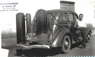 Foto de 1941, dos gênios da época, e que devido a crise do petróleo, os irmão Toninho e Amadeu Caligher (na foto), fabricavam aparelhos de gasogênio, que eram abastecidos com gás natural veicular (GNV), acondicionando-os em automóveis, caminhões e jardineiras