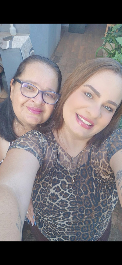 De: Flávia Ramos Figueiredo
Para: Adevânia Ramos Figueiredo 
“Mãe, você é minha base, meu abrigo e minha maior referência de força e amor. Em cada detalhe da minha vida existe um pedacinho de você — nos valores que carrego, no cuidado com quem amo e na forma de enxergar o mundo.
Feliz Dia das Mães.