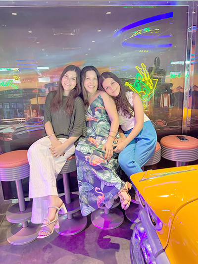 De: Gabrielle e Isabelle
Para: Andréia 
“Mãe, neste dia tão especial queremos te homenagear e agradecer por tudo o que você representa nas nossas vidas. Sua força, seu amor e sua dedicação nos inspiram. Obrigada por cada cuidado, cada conselho e por estar sempre presente. 
Temos muito orgulho de sermos suas filhas e somos gratas a Deus por ter você como nossa mãe.
Te amamos infinitamente”.
