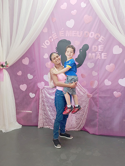 De: Renan Alves Nicolino
Para: Andréia Maria Alves da Silva
“Mamãe você é a melhor mãe do mundo te amo muito, parabéns pelo seu dia e a todas mamães”.