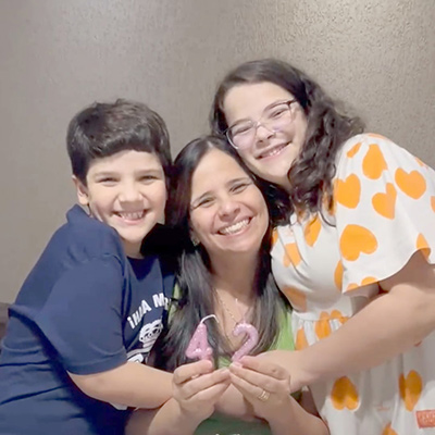 De: Amanda e Pedro Lucas
Para: Andreza 
“Mamãe, nós te amamos. 
Papai do céu te abençoe com muita saúde, paz e alegrias. Feliz Dia das Mães”.