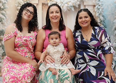 Das filhas Amanda Dias Pinheiro, Ana Carolina Dias Pinheiro e da neta, Maria Liz Dias Melo
Para: Angela
Hoje é dia de homenagear essa mulher extraordinária que tenho o privilégio de chamar de vó. Mulher forte, admirável e cheia de amor. Vozinha, seu papel na minha vida é insubstituível. Amo cada pedacinho da senhora. Tenha um lindo Dia das Mães!
