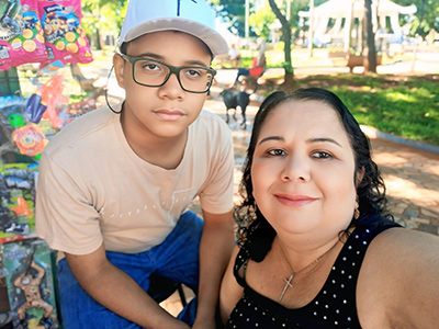 De: Vitor Valentino Rodrigues dos Santos
Para: Camila Aparecida Rodrigues dos Santos 
“Feliz Dia das Mães. Hoje celebramos a força, a ternura, a sabedoria e o amor incondicional que só uma mãe tem. Que seu dia seja tão especial quanto o seu coração. Obrigada por ser exemplo, abrigo e inspiração. Com todo o meu carinho, Feliz Dia das Mães”.