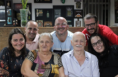 De: Eurípedes, Emiliane, Cristiane, Euclides e Estevão 
Para: Célia Cristina Facco Gerbasi
“Mãe, você sempre foi nosso porto seguro, nossa força e nosso maior exemplo de amor. Em cada gesto seu, encontramos cuidado, carinho e dedicação que sustentam nossa família todos os dias.
Hoje queremos agradecer por tudo que você representa em nossas vidas e dizer o quanto você é especial para nós”.