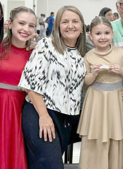 De: Stefania, Michelle, Ana Sophia, Ana Clara e Gabriel
Para: Cleusa Bento de Souza
“Mãe, hoje eu só quero te lembrar do quanto você é especial e do tamanho do amor que existe em você. Você não é só uma mãe incrível de duas filhas, você também é uma avó cheia de carinho, daquelas que deixa o coração quentinho só de estar por perto. A Ana Sophia e a Ana Clara têm a sorte de crescer cercadas pelo seu amor, pelos seus cuidados e por tudo de lindo que você transmite. E o nosso anjinho Gabriel, mesmo lá no céu, também carrega esse amor eterno que só uma avó como você poderia dar. Você é força, é colo, é amor que não tem medida. É daquelas pessoas que fazem a vida ficar mais bonita só por existir. Obrigada por ser exatamente quem você é.  
Te amamos hoje e sempre”.