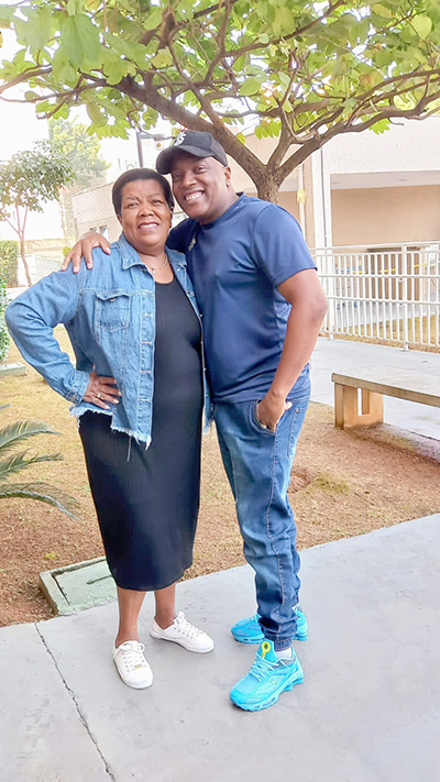 De: Lucas Souza
Para: Cleuza Mariano de Souza 
“Gostaria de desejar Feliz Dia das Mães para essa guerreira, minha heroína, te amoooo, continue com essa força”.
