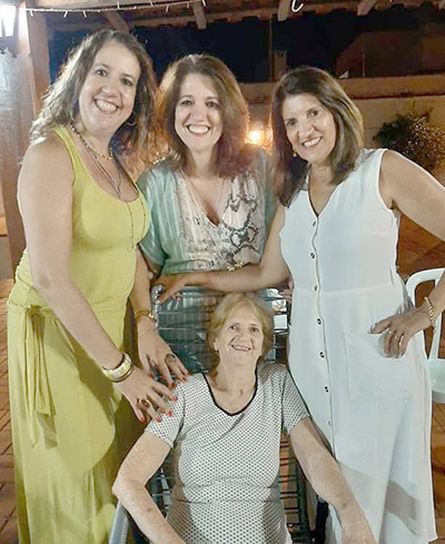 De: Sandra, Silvana e Simone
Para: Edina 
“Quando Deus te criou, Ele sabia que estava fazendo uma obra perfeita, e nos deu de presente uma mulher guerreira, alegre e cheia de vida. Vc é nossa inspiração e exemplo de amor.
Os tempos difíceis nunca te fizeram desistir, e por isso, és nosso alicerce e orgulho”.