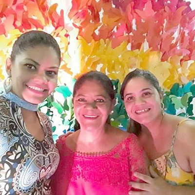 De: Vanessa e Jacqueline
Para: Elisabeth 
“Mãe, seu amor reflete o cuidado de Deus. Que Ele a abençoe hoje e sempre. Feliz Dia das Mães para aquela que me ensina todos os dias o que é amor de verdade. Te amamos muito”.