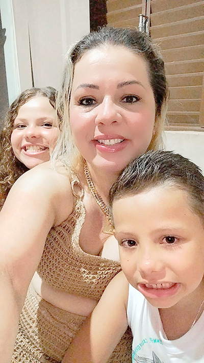 De: Helena e Benício
Para: Fabiana
“Feliz Dias Mães, mãe”.