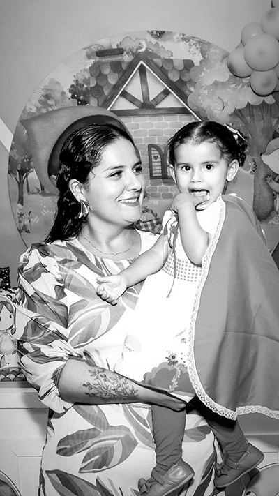 De: Maria Liz Dias Melo
Para: Ana Carolina Dias Pinheiro 
“SER MÃE...É cuidar, sem esperar nada em troca,
Se entregar, de corpo e alma por outra vida, Doar anos e até uma vida inteira. É encontrar a felicidade em outro sorriso. Amar, até sem ser amada.
Muitas vezes uma longa jornada, que se for preciso ela faria tudo novamente, simplesmente, por amor”.