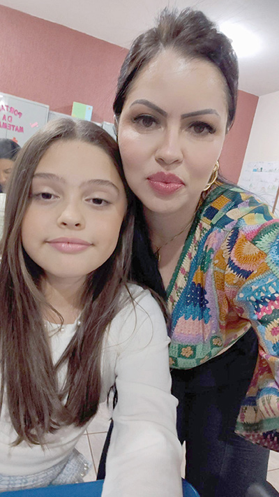 De: Ester Castro 
Para: Carolina Castro
“Mamãe, vc e a melhor mãe do mundo. Obrigado por me dar os melhores abraços, cuidar de mim com tanto amor e ser minha melhor amiga! Feliz Dia das Mães. Te amo demais”.