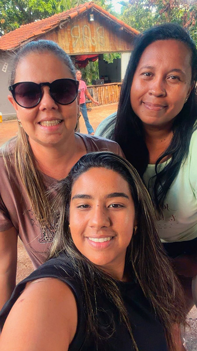 De: Debora 
Para: Daiana e Bianca
“Que cada desafio seja um aprendizado e cada sorriso, uma recompensa. Feliz Dia das Mães, amigas”.