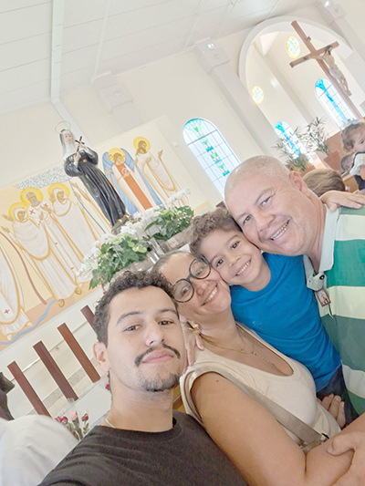 Dos filhos: Dr. Fernando Rikelme e Arthur Miguel e do esposo Natalício Paulo da Silva Júnior
Para: Mayza Cristina Barbosa Amâncio da Silva 
“Mãe, hoje queremos agradecer por cada sacrifício, cada sorriso e cada abraço. Você é nossa heroína e maior inspiração. Que seu dia seja tão maravilhoso quanto o seu coração”.