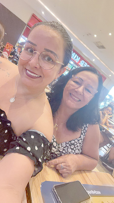 De: Talita Gabriele Barbosa Martins 
Para: Regina Aparecida de Almeida Barbosa Martins
“Ser MÃE, é ser carinho, afeto, dedicação, amor, entrega, fé, cuidado. Ser MÃE é dom de Deus. Posso dizer com toda certeza do mundo que você é a melhor MÃE que Deus poderia me dar, você é um presente.
Saiba que dou minha vida pela sua. O amor de mãe é presença constante, força que sustenta e luz que guia mesmo nos dias difíceis. Em cada gesto há cuidado, renúncia e dedicação sem medida. Encontrar as palavras certas para agradecer fortalece laços, reacende memórias e transforma sentimentos profundos em declarações sinceras que tocam o coração. 
Feliz Dia das MÃES meu amor, conte sempre comigo. Que Deus te abençoe e Nossa Senhora Aparecida interceda por sua vida e por nossa família. Te amo com todas as minhas forças”.