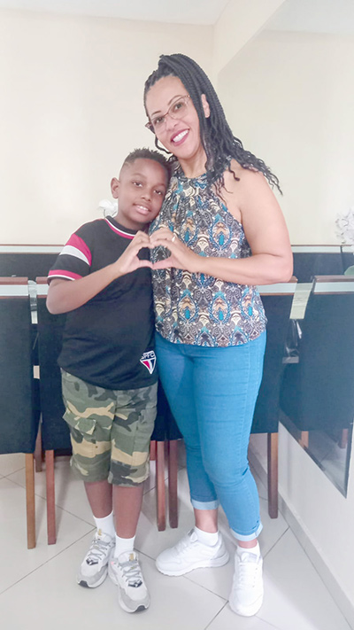 De: Arthur Souza
Para: Shirley Silva Oliveira 
“Feliz Dia das Mães, te amo mãe,  sua linda. Beijos, Arthur”.