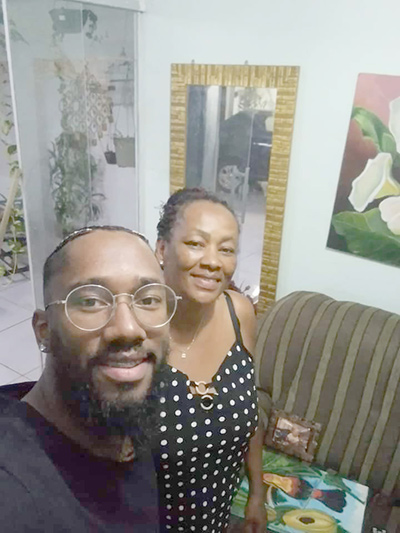 De: Anderson Conegundes Cassiano de Oliveira
Para: Silvana Conegundes Cassiano
“Mãe, hoje eu queria encontrar as palavras perfeitas, mas acho que o mais importante é falar com o coração.
A gente passou por muita coisa juntos. Eu sei que nem sempre foi fácil, que houve dificuldades, momentos apertados, situações que poderiam ter quebrado qualquer um, mas você permaneceu firme. 
Mesmo quando não tinha tudo, você me deu o que podia — e, principalmente, me deu o que realmente importa: cuidado, presença e amor.
Eu reconheço cada esforço seu, cada renúncia, cada vez que você colocou minhas necessidades à frente das suas. Você me criou do jeito que conseguiu, com as ferramentas que tinha, e isso tem um valor enorme para mim.
Talvez o seu jeito de amar nem sempre tenha sido perfeito, mas foi verdadeiro — e isso fez toda a diferença na minha vida.
Obrigado por nunca desistir de mim. Obrigado por tudo que você fez e ainda faz.
Feliz Dia das Mães.
Eu te amo”.