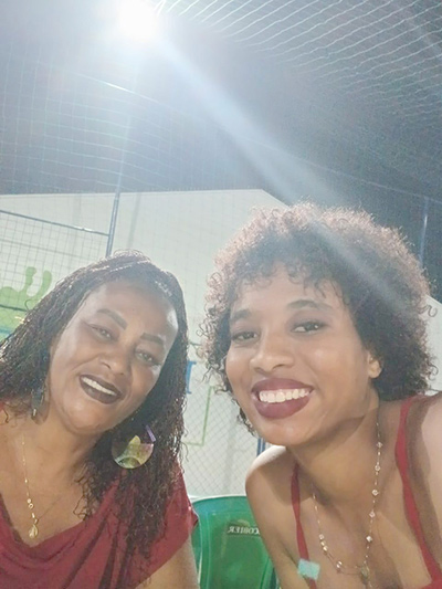 De: Monique Conegundes Pereira Barbosa
Para: Silvana Conegundes Cassiano
“Mãe, te devo tanto mesmo tenho tão pouco, obrigada por me ensinar o certo, e ser a mulher que sou hoje, só tenho que te agradecer, um amor tão grande que sinto por você, que não sei nem explicar, mas saiba que eu te amo, e você é minha melhor amiga, te amo”.