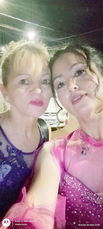 De: Jonaína 
Para: Sirlei
“Nesse dia tão especial eu não poderia deixar que desejar Feliz Dia das Mães para a mamãe mais excepcional do mundo.
Melhor mamãe, melhor avó e melhor madrinha. Te amo muito mamãe. Obrigada por tudo que faz por mim e pelos seus netos”.