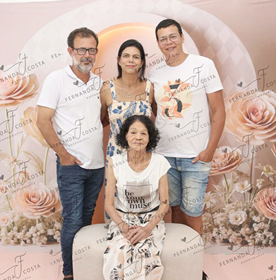 De: Marcos Rodrigues Guadanhim, Isabel Cristina Guadanhim e Maylon Cyrillo Guadanhim
Para: Sônia Aparecida
“Você é a personificação do amor incondicional, da paciência infinita e da sabedoria que transcende o tempo. Cada conselho dado com carinho, cada sorriso compartilhado e cada lágrima enxugada são testemunhas do seu papel extraordinário como mãe. Hoje, celebro não apenas o Dia das Mães, mas a grandiosidade do seu ser, que moldou minha jornada de maneira única e inesquecível. Te amo para sempre”.