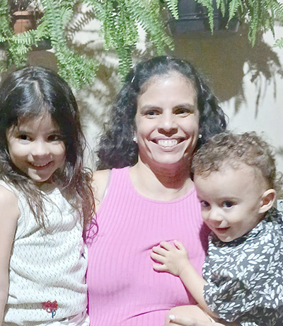 De: Isadora e Pedro
Para: Vanessa Calzada
“Ser mãe é a missão de maior responsabilidade. É amar da maneira mais completa. É dar o melhor de si e não esperar nada em troca. A ela, devemos nossa vida, pois é merecedora de todo o nosso respeito e digna de todo o nosso afeto. Feliz Dia das Mães”.