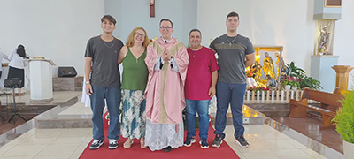 De: Do esposo Celso e filhos Gabriel e Kaique
Para: Cristina
“Nesse dia estávamos renovando os votos de casamento 25 anos. E entre estes votos um deles se destacou.  Você prometeu ser a mãe dos nossos filhos. Desejamos a você um Feliz Dia das Mães”.