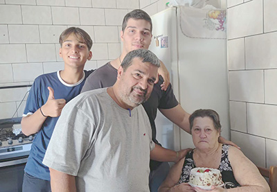 De: Do filho Celso, da nora Cristina e netos Gabriel e Kaique
Para: Irani
“Para você minha guerreira (Irani), só tenho uma coisa para te falar TE AMO MUITO. 
E nesse dia das mães eu e seus netos queremos que você aproveite ao máximo, porque merece muito”.