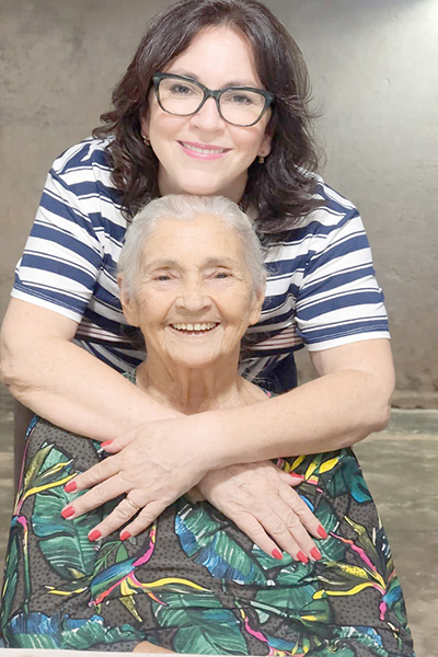 De: Domingos de Oliveira, filhos e família
Para: Maria
“Parabéns minha rainha pelo seu dia. Mulher forte, guerreira, vencedora, mulher de fé.
Mamãe, a senhora é o meu porto seguro, minha amiga e confidente.
Poderia falar tantas coisas a seu respeito, mais eu resumo a senhora em amor. Eu te amo muito minha mãezinha, minha princesinha linda. Receba um abraço carinhoso de suas filhas Marli, Maria Cristina, Eliete, dos netos Priscila, Bruno César,, Onassis, Lucila, Luís Fillipi, neta dos netos do coração Mariana e Cleber, e dos bisnetos Gabriela, Lorenzo, Joaquim e de seu tataraneto Pedro, dos genros Osmar e Sidnei.
Receba um abraço também do seu esposo Domingos de Oliveira.
Te amamos muito mamãe Maria”.