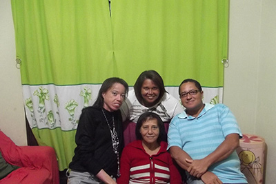 De: Dos filhos Maida, Márcio e Marlene
Para: Maria
“Desejamos a você, nossa amada Mamãe e a todas as mamães das famílias, um dia de paz, amor e união infinita.
A senhora é coração e a alma de tudo o que criamos. Com todo Carinho de seus filhos”.