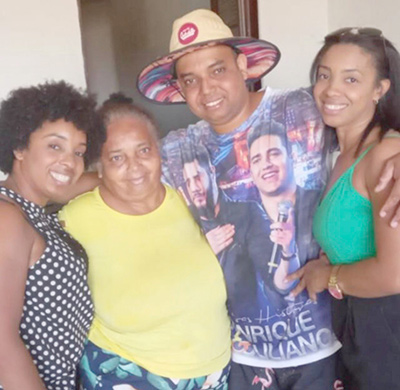 De: Maria Aparecida Luiz Felício, Karina Luiz Felício, Camila Luiz Felício  e Éder Luiz Felício
Para: Maria Aparecida
“Feliz Dia das Mães para aquela que partiu desse plano e que faz falta todos os dias. Um abraço bem apertado, mãe. Te amaremos eternamente”.