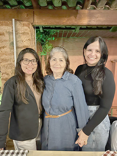De: Andreia e Andreza
Para: Aparecida 
Mãe neste dia especial! 
“Queremos que Deus te abençoe e retribua com muita  saúde, paz e muitos motivos para sorrir. Nós te amamos  mais do que palavras podem expressar. Feliz Dia das Mães”.