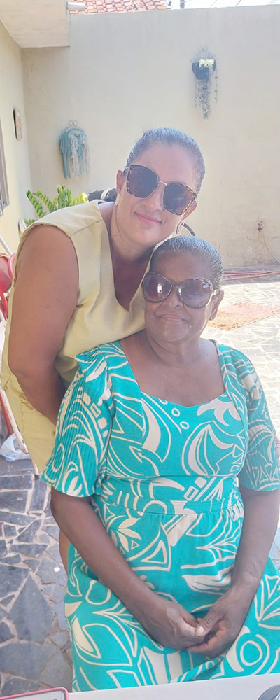De: Fabíola Patrícia Pereira Nogueira Kenxem
Para: Gerbera Maurina F. P. Nogueira 
“Mãe... Palavra Sublime. Mulher em forma de flor cuja bondade se exprime em doses de puro amor. Mãe, é ternura e emoção, seja no céu ou na terra, é a mais suave expressão do amor que nunca encerra. 
Mãe, seja jovem ou idosa, na alegria ou na dor, tu és a mais bela rosa do reino de Nosso Senhor. Feliz Dia das Mães”.