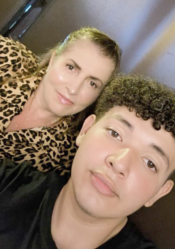 De: Do filho Giovanni e do marido Vanderlei
Para: Luciene
“Nenhuma palavra ou gesto será suficiente para expressar o quanto te amo, mãe. Você é tudo para mim. De seu filho Giovanni”.