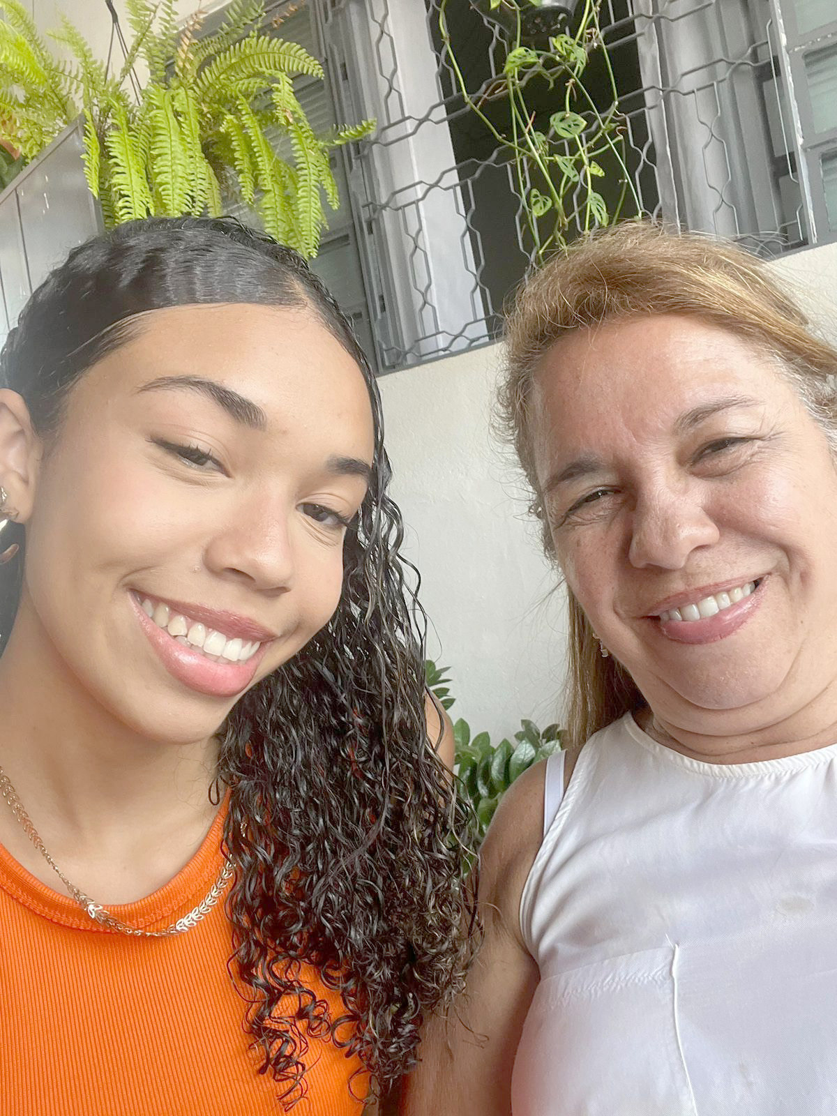De: Larissa 
Para: Valéria
“Mãe, seu abraço é meu lugar seguro. Seu amor é meu maior exemplo. 
Obrigado por ser força quando eu fraquejo e luz quando tudo escurece. Te amo hoje e todos os dias. Feliz Dia das Mães”.