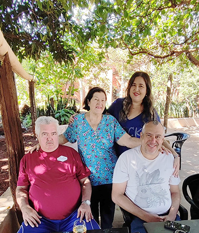De: Antônio Marcos, Ademir e Elizângela
Para: Laércia Gonçalves de Campos
 “Mãe, você é o alicerce da nossa família, quem nos acolhe, nos fortalece e nos guia com tanto amor. Em cada detalhe, vemos sua dedicação e o cuidado que faz tudo ser mais leve e especial.
Nossa gratidão por você é imensa, assim como o amor que sentimos todos os dias.
Feliz Dia das Mães! Você é tudo para nós, nos te amamos muito”.