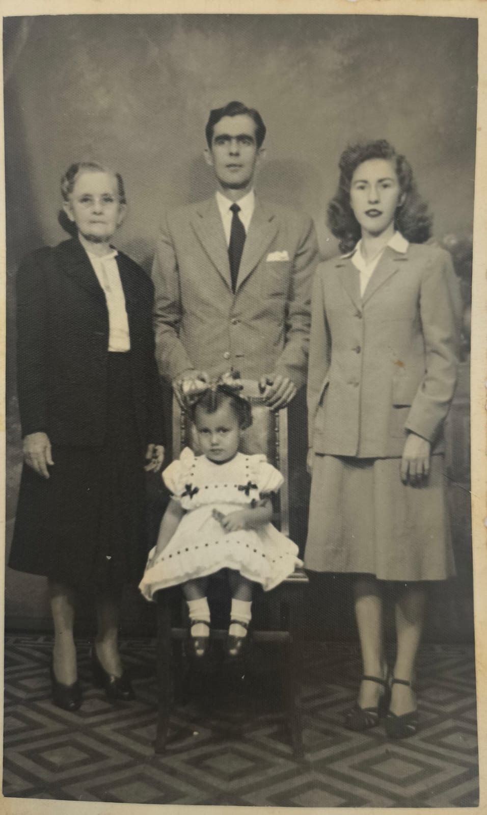 Foto de 1945 ou 1946, de (1) Maria Aparecida Alves Cassiano (“Cidinha”), filha do  jornalista  Adhemar Cassiano e Guiomar Alves Ferreira Cassiano, com seus padrinhos: (2) Francisco Alves Ferreira (“Chiquinho da Farmácia), (3) Eulina Alves Ferreira  (“Dona Lindoca) e (4) Cecília Telles  Torraca (todos falecidos)