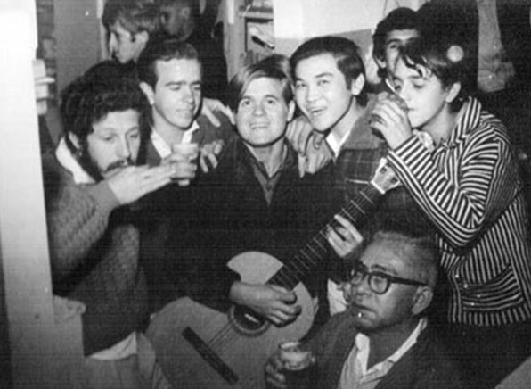 Foto provavelmente de 1968, de uma festa de confraternização de funcionários da Tribuna de Ituverava. (1) e (2) o pai Edson Alves Ferreira (in memoriam), que era farmacêutico, e filho Mário José Alves Ferreira, (3) Luiz Sérgio Garcia, (4) Oswaldo Massaó Toyoda, (5) José Milton Alves (“Tiquinho”) (in memoriam), (6) Irineu Carvalho André (in memoriam), (7) Benedito Mateus Alves de Carvalho (“Benê”) e (8) Paulo de Piratininga de Souza Vianna