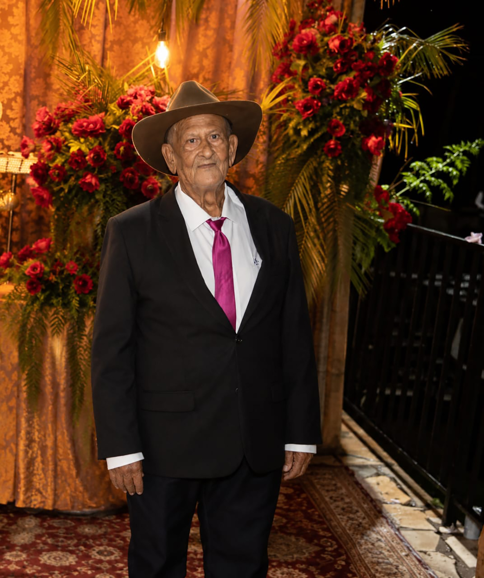 Faleceu dia 24 de junho, aos 80 anos, o funcionário público Vicente Francisco de Carvalho, viúvo de Glória Aparecida de Oliveira Carvalho. São seus filhos Edmilson, Lilian, Anderson, Marcelo, Leandro, Sidnei e Liliane, genros e noras Áurea, Graciele, Elisângela, Maickon, Marcos Antônio (in memoriam), Cida e Luciana,  netos Ana Júlia, Maria Eduarda, Maickon Matheus, Maria Fernanda, Maria Clara, João Gabriel, Cristian, Emanuele, Luiz Vicente, Marcelo Júnior, Romário, Maila, Vitória, Anderson Luiz, Amanda Vitória, Alison, Ana Laura, Cristian, Tiago, Franciele, Marcos Antônio, Ruth e Devanir, bisnetos Ana Cecília, Ravi Emanuel, Marcos Antônio, Eloisa, Mirella, Vitor, Brenda, Maya, Isabele, Romário Júnior, Lucas Danilo, Lorena, Henri e Eloa.  Ele é filho de Antônio Francisco de Carvalho e Geralda Gonçalves de Carvalho e tem os irmãos Joana, Sônia, Airton, Adailton, Mariinha e João.