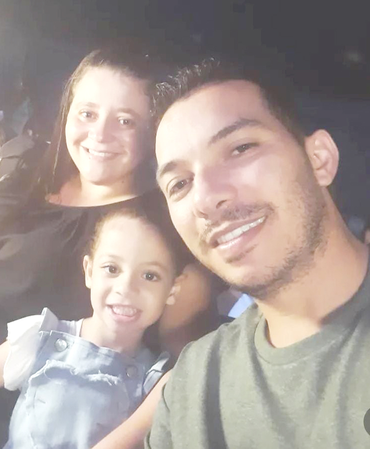 Dia 6 de maio, comemora aniversário, Ana Lívia Barrozo Marchiolli. Ela é filha de Ana Maria Barrozo da Silva Marchiolli e Josimar da Costa Marchiolli, e são seus avós, Fátima Aparecida Barrozo da Silva/Jacir Cassiano da Silva e Eulindo Marchiolli/Maria Aparecida da Costa Marchiolli. Ela recebe os parabéns dos pais, dos avós, dos tios, familiares e amigos