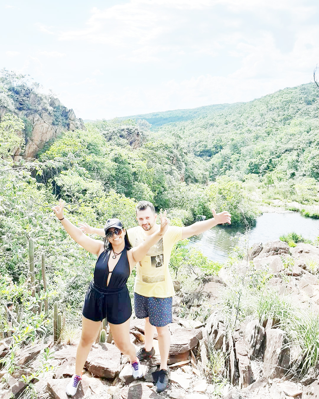 Dia 5 de maio, comemora aniversário, Jordana de Lima Ferreira. Ela recebe os parabéns do esposo Ismael Ferreira de Mendonça Júnior (“Juninho”), dos familiares e amigos